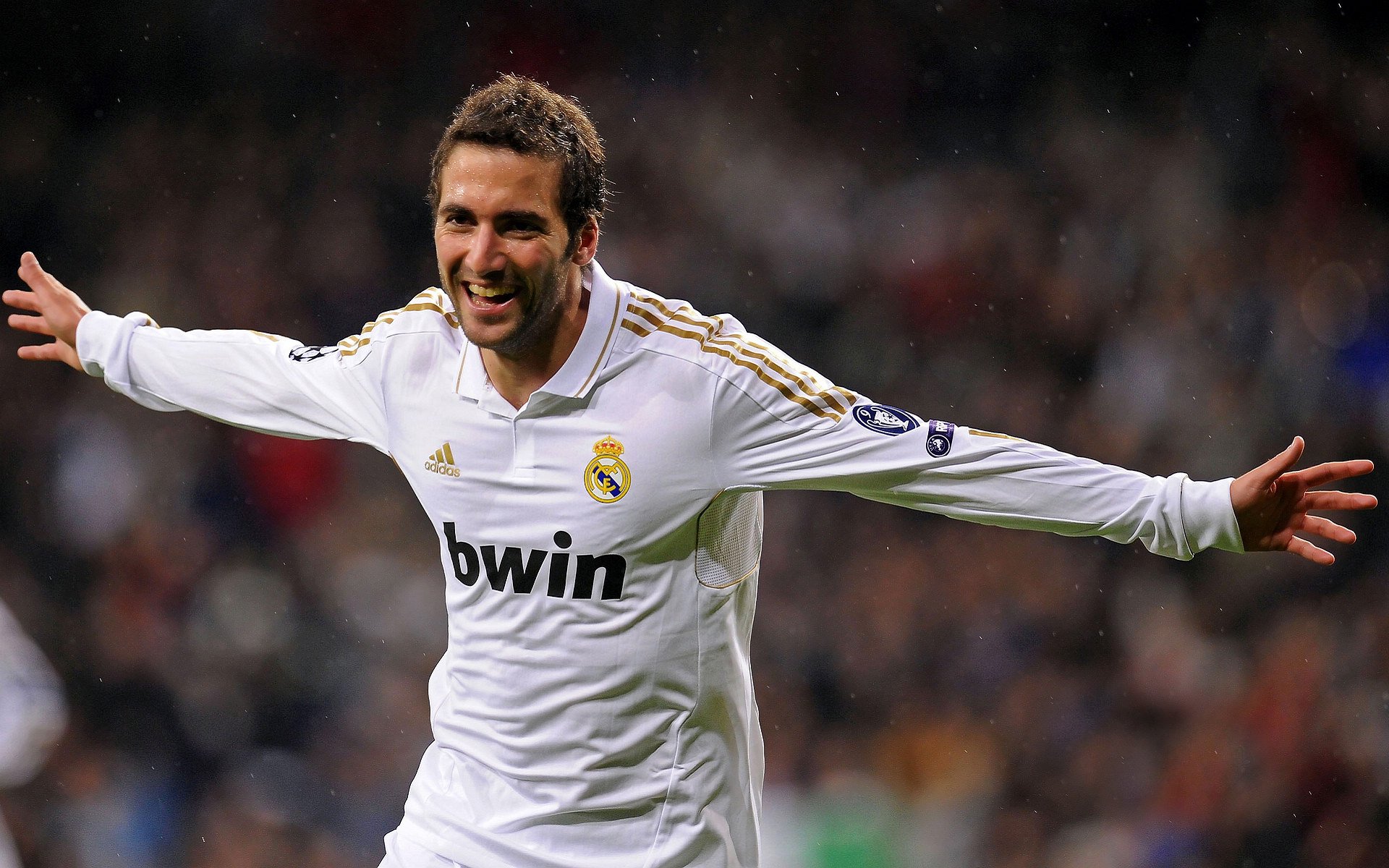 足球赛场上火爆比拼，球员战术高超，足球比赛术语大全