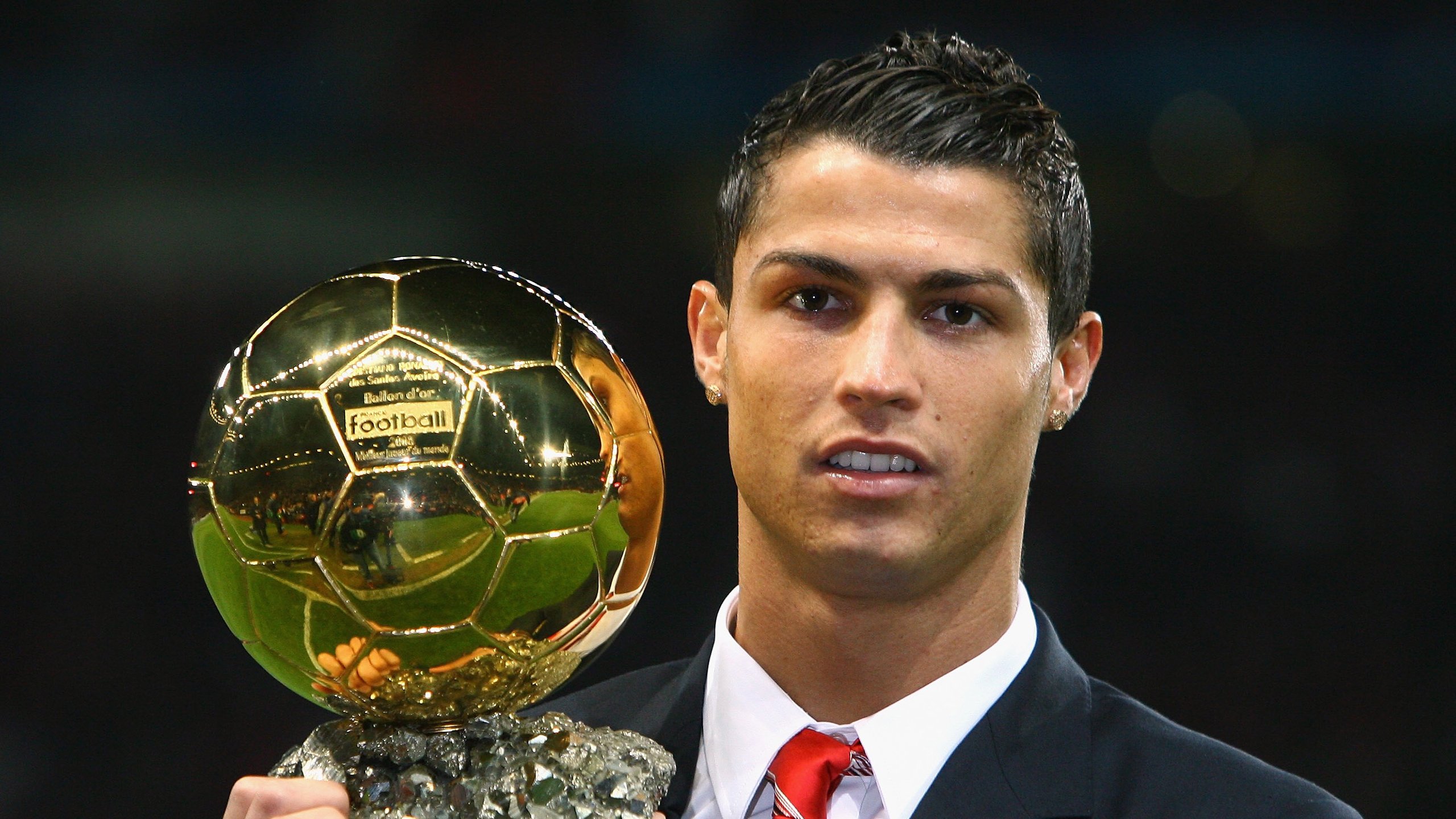 足球赛场上火爆比拼，球员战术高超，足球比赛术语大全